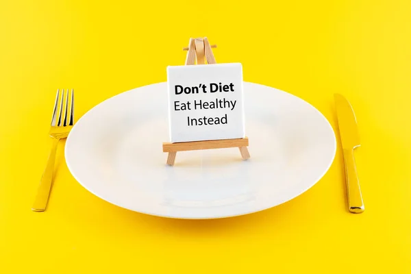 다이어트하지 건강하게 먹어라 표지판이 배경에 있습니다 — 스톡 사진