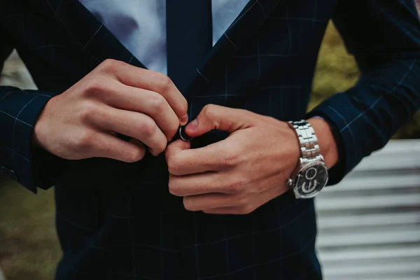 Een Man Knoopt Knopen Zijn Jas Met Een Horloge Zijn — Stockfoto