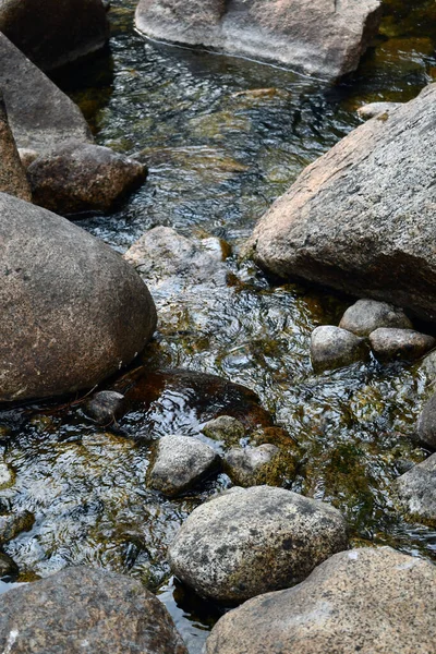 Plan Vertical Rivière Qui Coule Travers Les Pierres — Photo