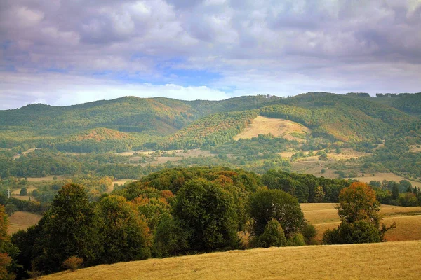 가을의 잎으로 글거리는 산맥을 비오는 — 스톡 사진