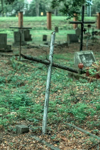 Vertikal Bild Ett Gravkors Kyrkogård — Stockfoto