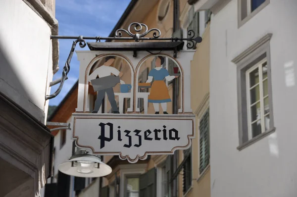 Bolzano Italia Septiembre 2016 Placa Con Nombre Típico Restaurante Pizzería —  Fotos de Stock
