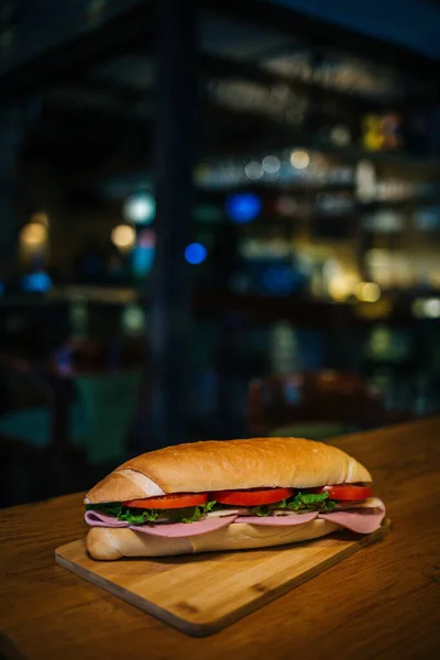 テーブルの上においしいサンドイッチの選択的なフォーカスショット — ストック写真
