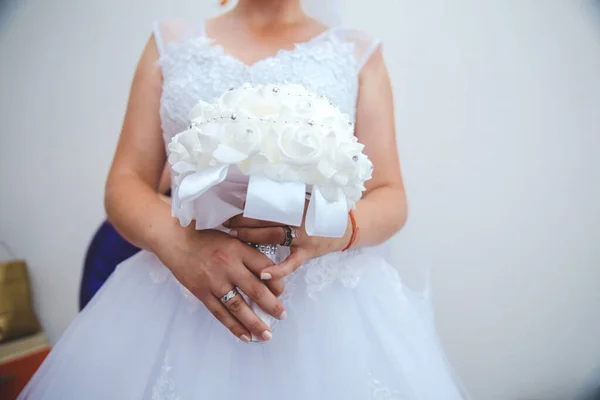 新娘拿着花束的特写照片 — 图库照片