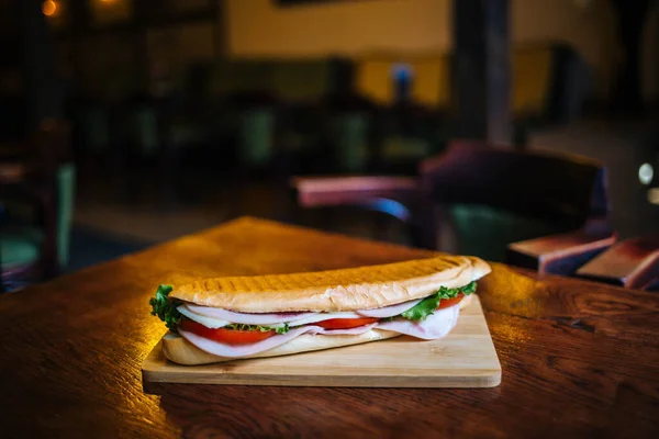 Delicioso Sándwich Una Tabla Madera Servida Restaurante —  Fotos de Stock
