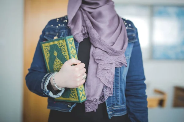Uma Mulher Muçulmana Vestindo Hijab Casaco Ganga Enquanto Segurava Alcorão — Fotografia de Stock