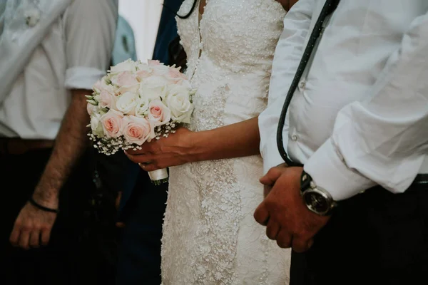 Primer Plano Novio Una Novia Sosteniendo Ramo Boda —  Fotos de Stock