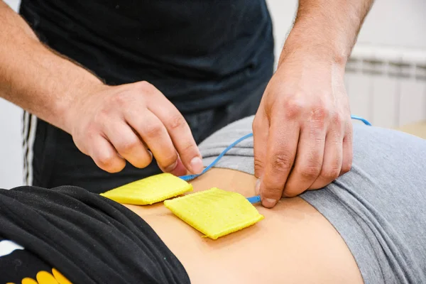 Eletrodos Amarelos Estimulador Muscular Nas Costas Mulher Massagem Quiroprático Terapia — Fotografia de Stock