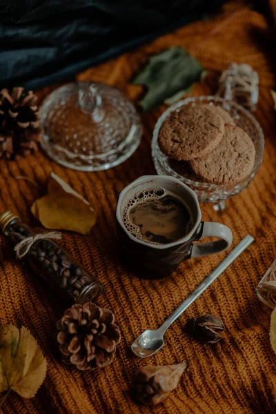 Vertikal Bild Goda Kakor Och Kaffe Ett Höstdekorationsset — Stockfoto