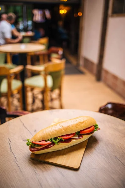 Ένα Νόστιμο Σάντουιτς Μια Ξύλινη Σανίδα Σερβίρεται Ένα Εστιατόριο — Φωτογραφία Αρχείου