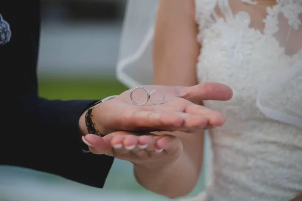 Noiva Noivo Segurando Alianças Casamento — Fotografia de Stock