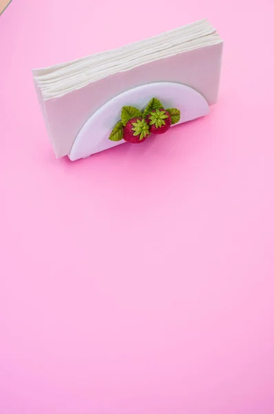 Una Toma Vertical Servilletero Con Detalle Fresa Sobre Fondo Rosa — Foto de Stock