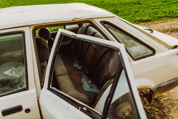 フィールド上の古い放棄されたヴィンテージ車の高角度ショット — ストック写真
