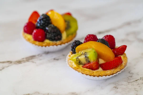 Primo Piano Deliziosi Dessert Con Frutta Fresca — Foto Stock