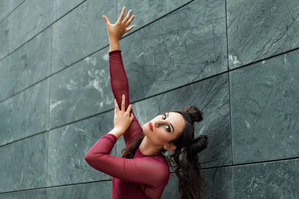 Una Giovane Donna Caucasica Posa Danzante Strada — Foto Stock