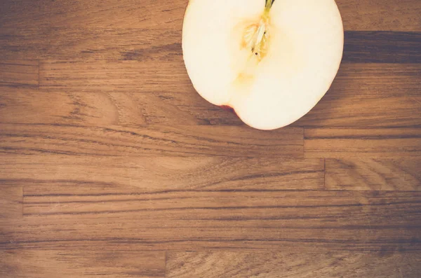 Ein Stück Geschnittener Köstlicher Apfel Von Oben Auf Einer Holzoberfläche — Stockfoto