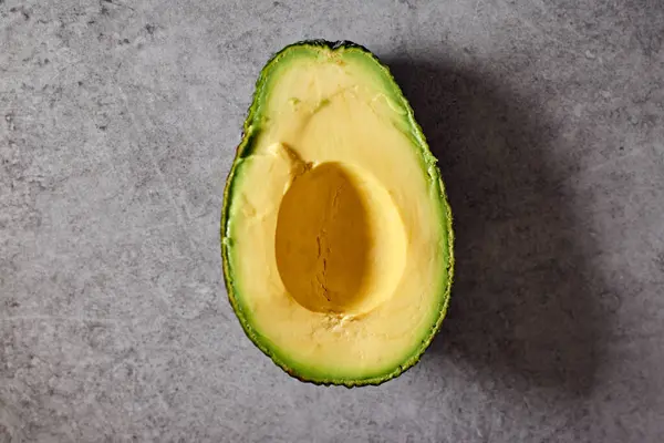 Een Hoge Hoek Opname Van Een Halve Avocado Een Ruw — Stockfoto