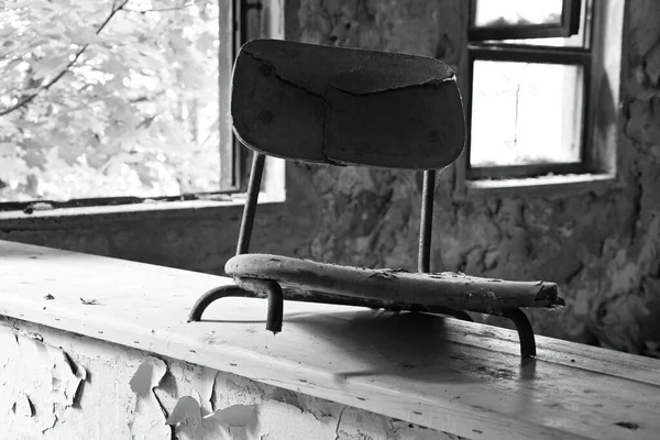 Tiro Tons Cinza Uma Cadeira Partida Num Edifício Abandonado — Fotografia de Stock