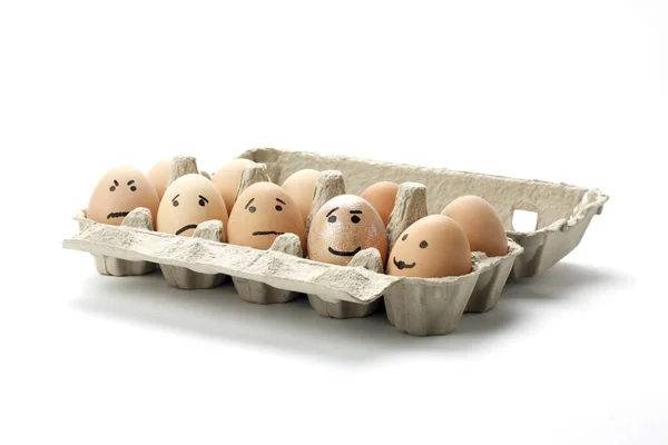Sırıtkan Yumurtaların Beyaz Arka Planda Yakın Plan Çekimi — Stok fotoğraf