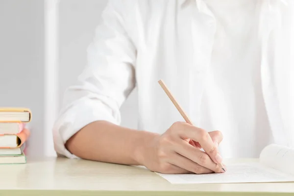 Une Main Femme Affaires Écrivant Sur Papier Dans Bureau — Photo