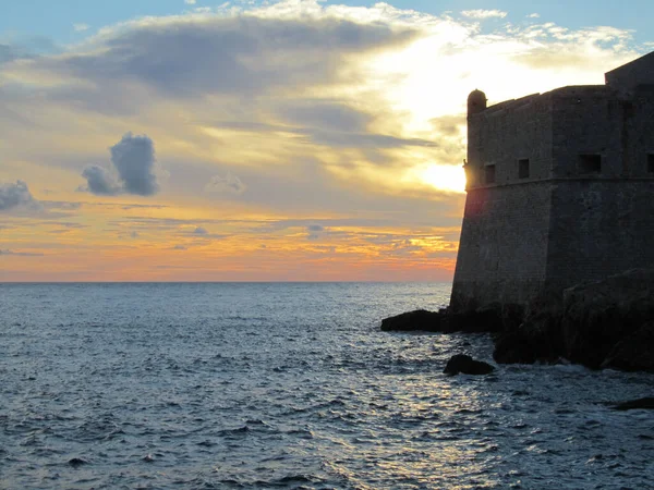 クロアチアの海に近いドゥブロヴニク要塞の素晴らしいショット — ストック写真