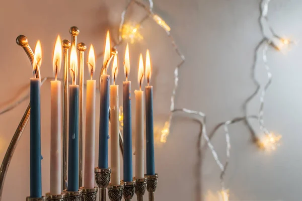 装飾的な光の背景にHanukka Menorahキャンドルの選択的な焦点 — ストック写真