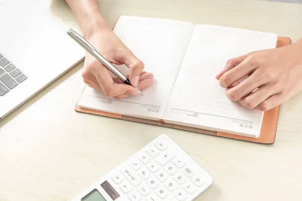 Une Main Femme Affaires Écrivant Sur Papier Dans Bureau — Photo