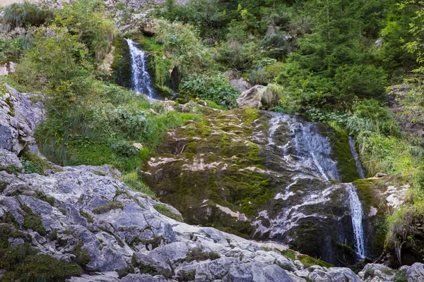 Eine Schöne Aufnahme Von Einem Wasserfall — Stockfoto