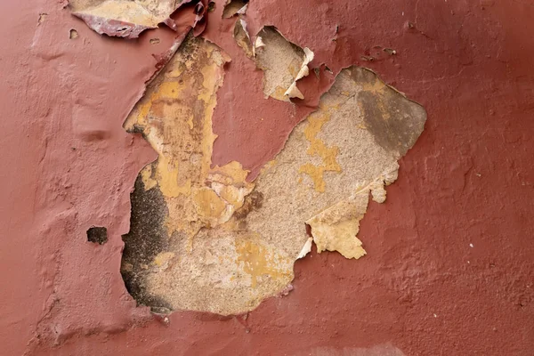 赤い壁の塗料を剥離のクローズアップショット — ストック写真