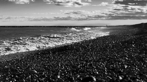 Egy Szürkeárnyalatú Kép Egy Strandról Ahol Nap Felkel Háttérben — Stock Fotó