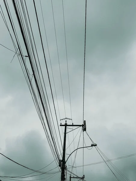 Tiro Vertical Linhas Transmissão Energia Rio Janeiro Dia Nublado — Fotografia de Stock