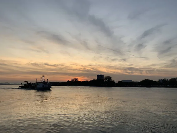 Ein Malerischer Blick Auf Ein Schiff Das Bei Sonnenuntergang Durch — Stockfoto