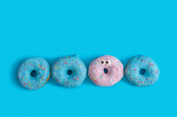 Uma Vista Superior Três Donuts Azuis Rosa Sobre Fundo Azul — Fotografia de Stock