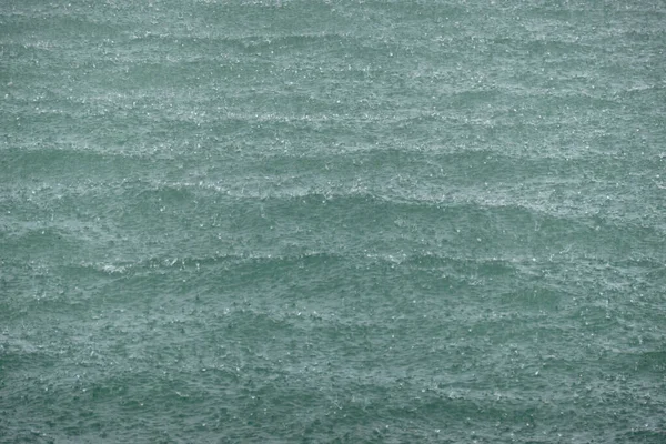 一道高倾角的雨落在海面上 — 图库照片