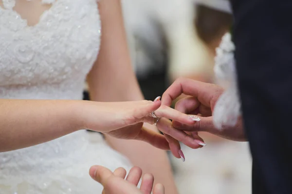 Szelektív Fókuszfelvétel Egy Vőlegényről Amint Gyűrűt Húz Menyasszony Ujjára Ceremónia — Stock Fotó
