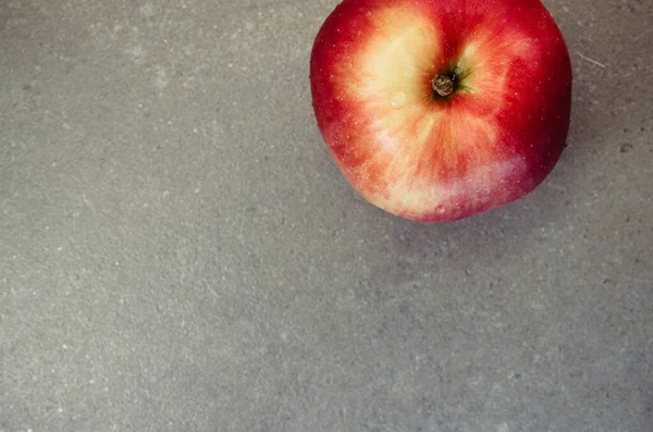 Eine Draufsicht Auf Einen Köstlichen Und Frischen Roten Apfel Auf — Stockfoto