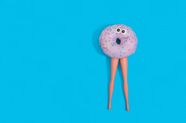 Ein Lustiger Rosa Donut Mit Menschlichen Beinen Auf Blauem Hintergrund — Stockfoto