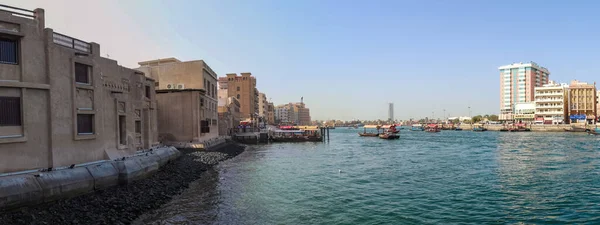ドバイ アラブ首長国連邦 2020年8月19日 港でドバイの旧市街を見る — ストック写真