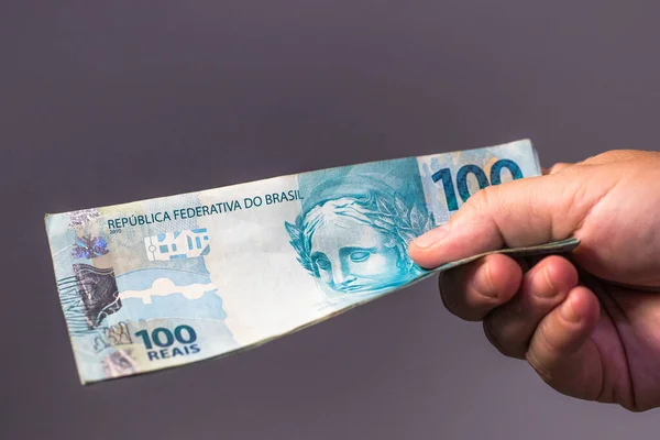 Крупный План Бразильского Реального Счета Человеческой Руке — стоковое фото