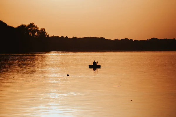Vacker Silhuett Person Båt Mitt Sjön Solnedgången — Stockfoto