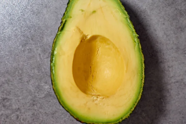 Een Hoge Hoek Opname Van Een Halve Avocado Een Ruw — Stockfoto