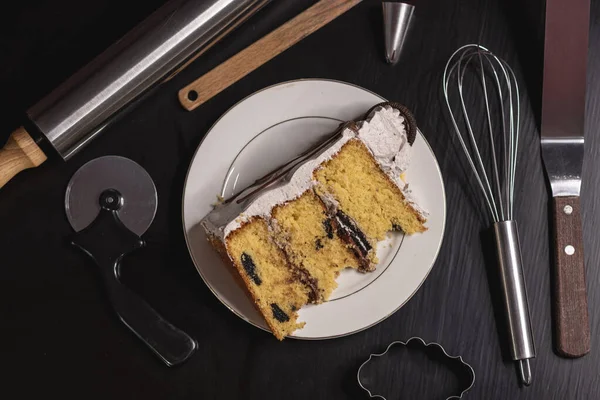 Overhead Shot Slice Cake Kitchen Tools Black Wooden Table — Stock Photo, Image