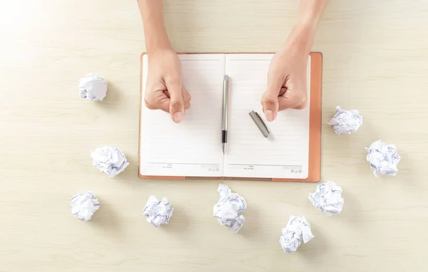 Ręka Bizneswoman Piszącej Papierze Biurze — Zdjęcie stockowe