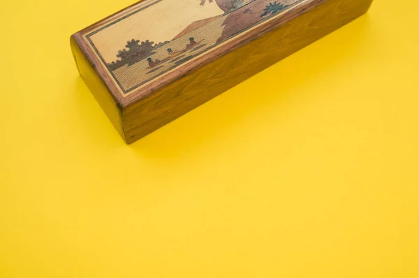 Vertikální Záběr Zdobené Dřevěné Krabice — Stock fotografie