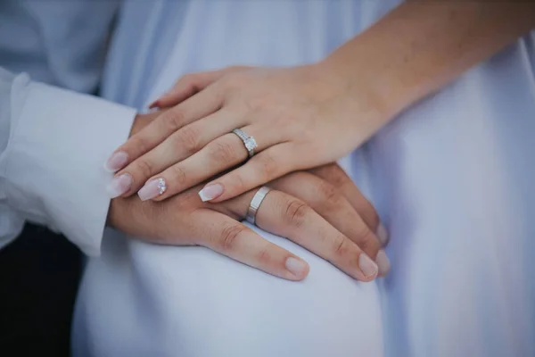 Mãos Casal Recém Casado Com Anéis Casamento — Fotografia de Stock