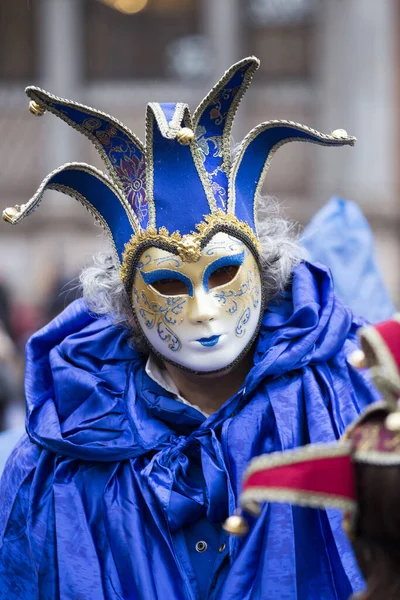 Ein Mann Einer Traditionellen Venezianischen Maske Während Des Weltberühmten Karnevals — Stockfoto