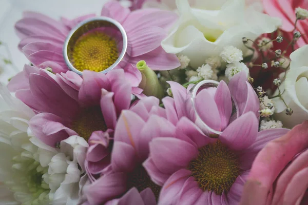 Eine Nahaufnahme Von Eheringen Einem Strauß Rosen Und Barberton Gänseblümchen — Stockfoto