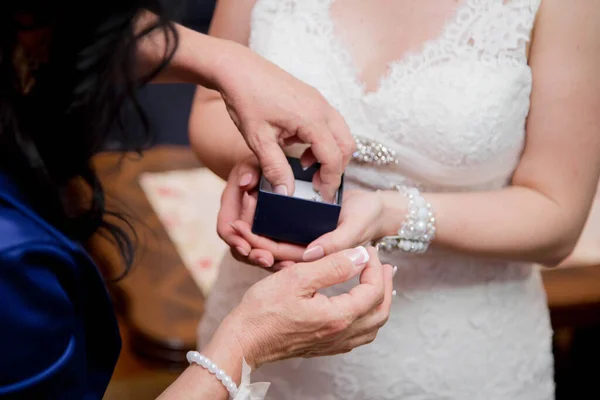 Primer Plano Una Persona Tomando Los Anillos Boda Una Caja — Foto de Stock