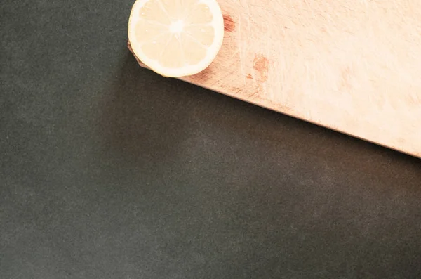 Высокоугольный Снимок Куска Лимона Деревянной Доске — стоковое фото