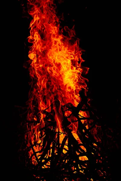 Прекрасний Вертикальний Постріл Великого Палаючого Вогню Вночі — стокове фото